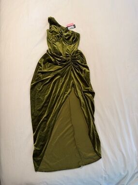 PrettyLittleThing Olive Green One-Shoulder Velvet Dress